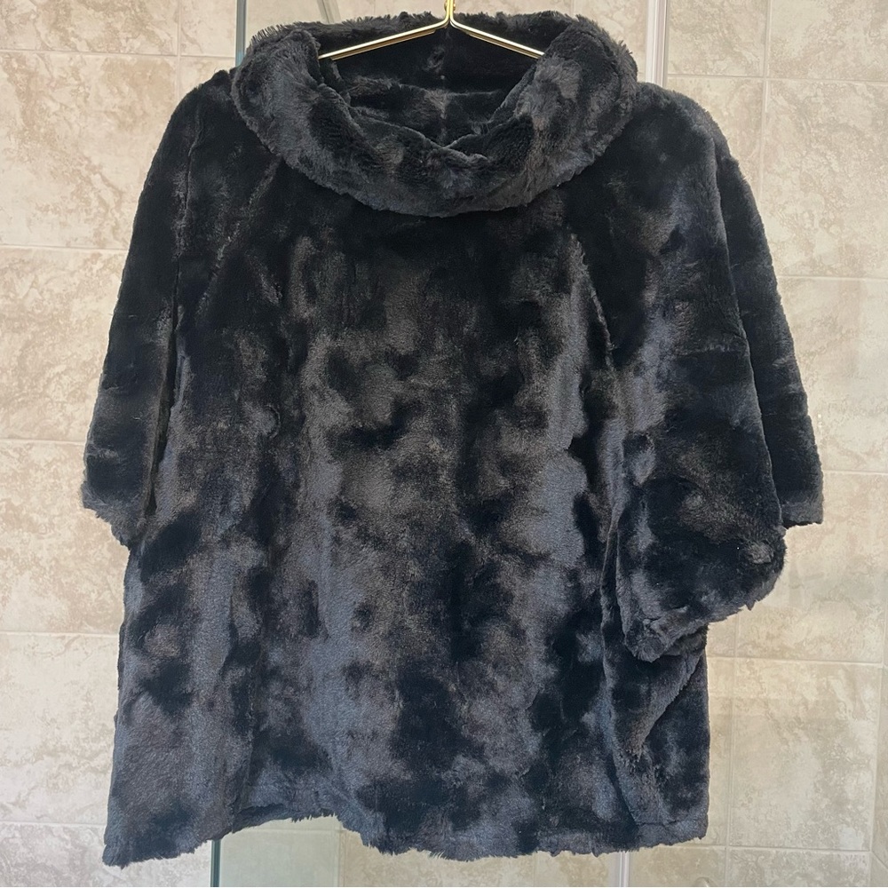 INC fur black top shortsleeves